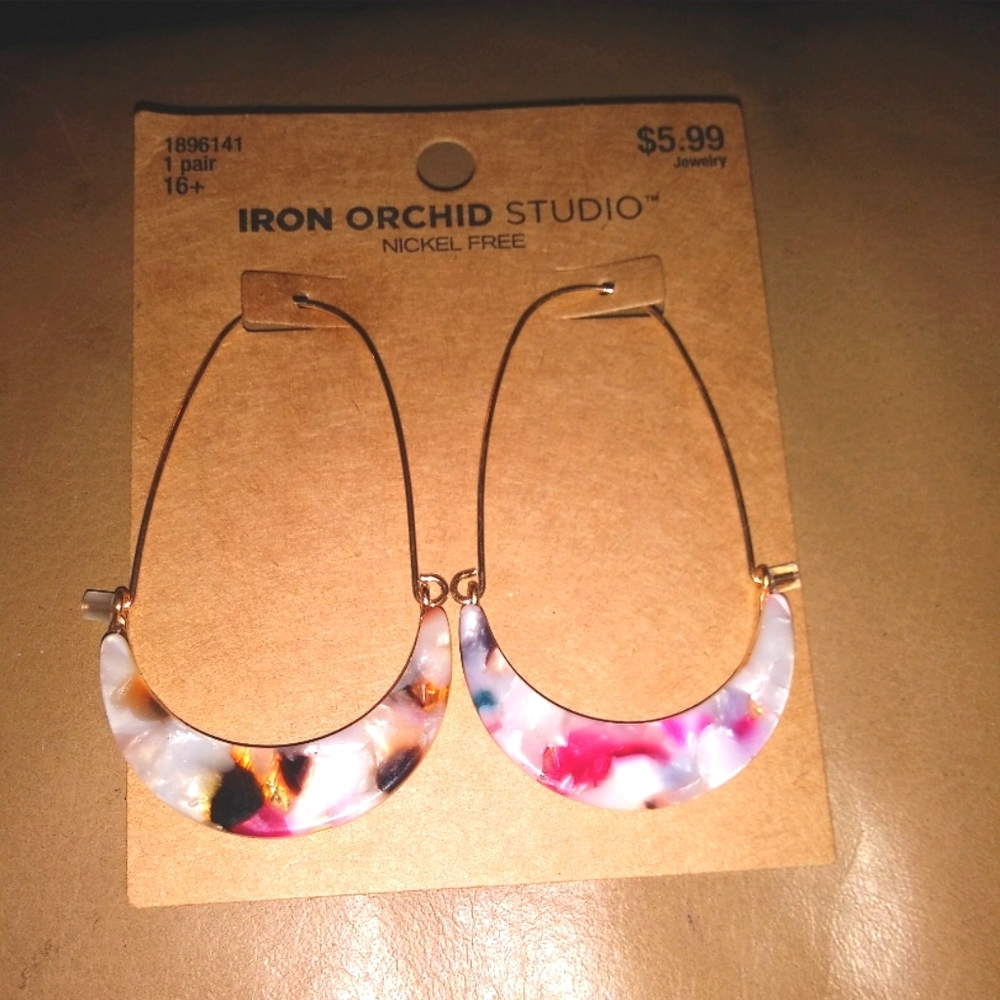 NEW Gold tone hoop dangling earrings